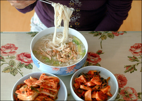 칼국수는 잘 익은 김치와 먹는 것이 제격이다. 